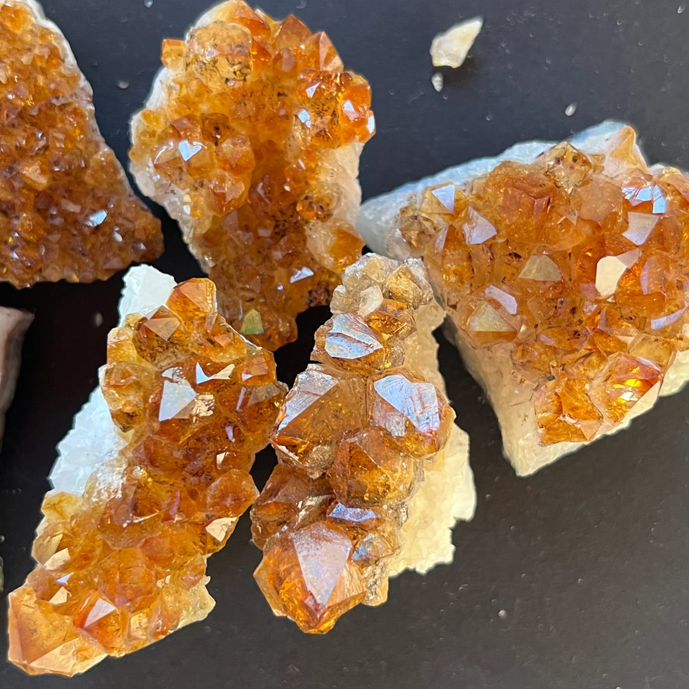 Cluster Citrin November Birthstone – piatra lunii Noiembrie și simbol al luminii și optimismului