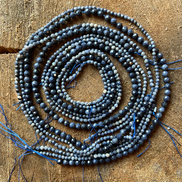 Bijuterii cu safir – September Birthstone, piatra lunii Septembrie simbol al înțelepciunii, clarității și protecției spirituale.