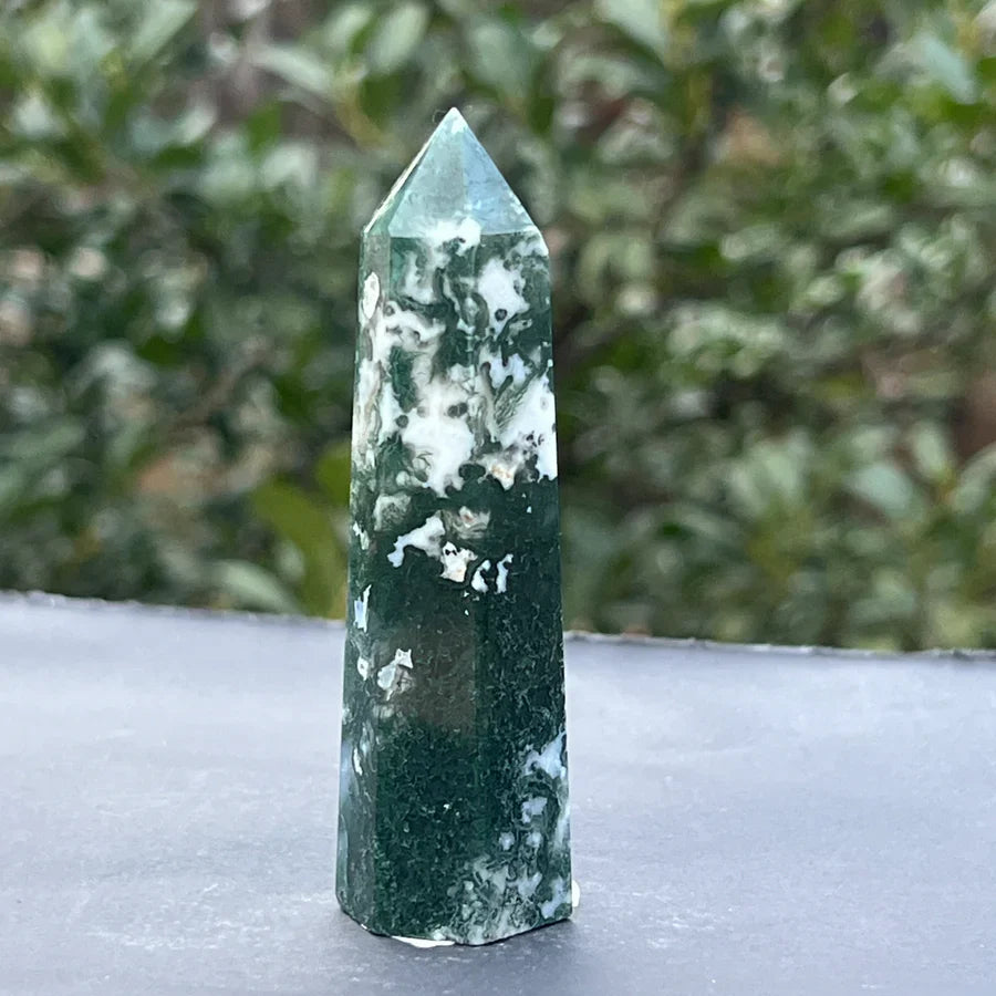 obelisc de agat moss in natura