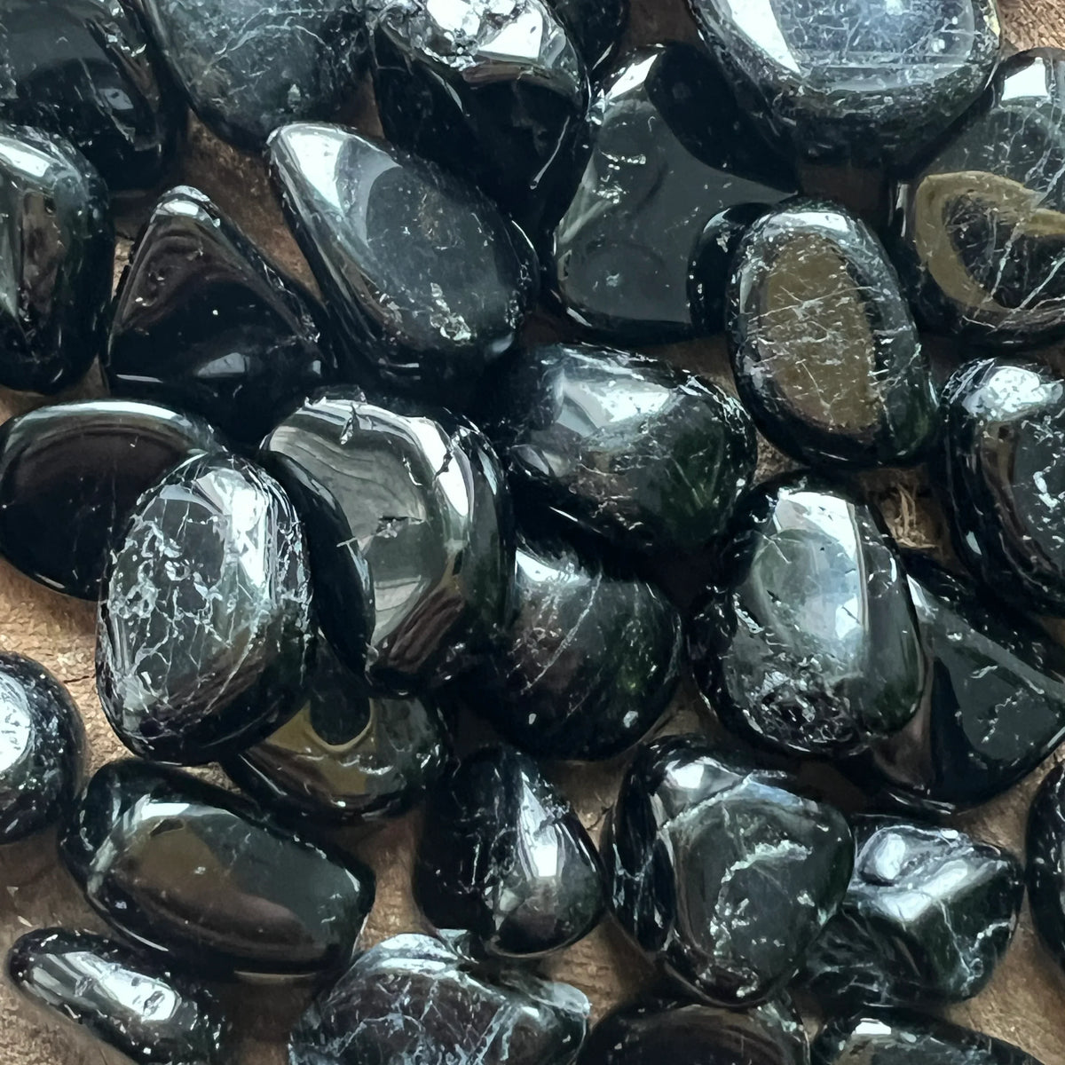 pietre negre de turmalina in gramada